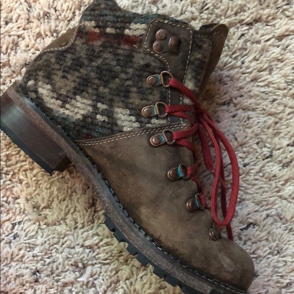 Woolrich Leather and Wool Boots - Picture 3 of 8